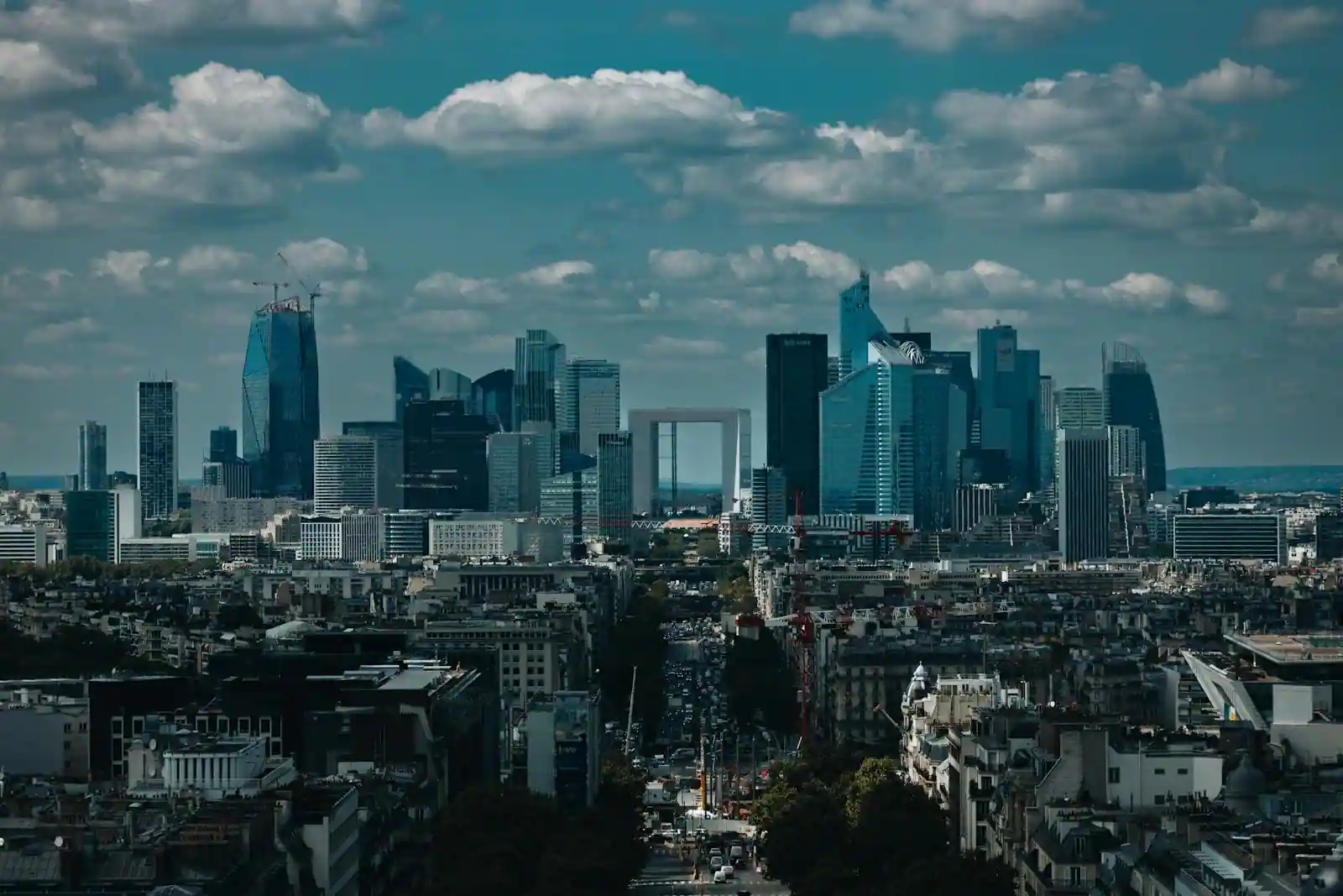 Quartier d'affaires de Boulogne-Billancourt avec immeubles tertiaires modernes et passants en costume