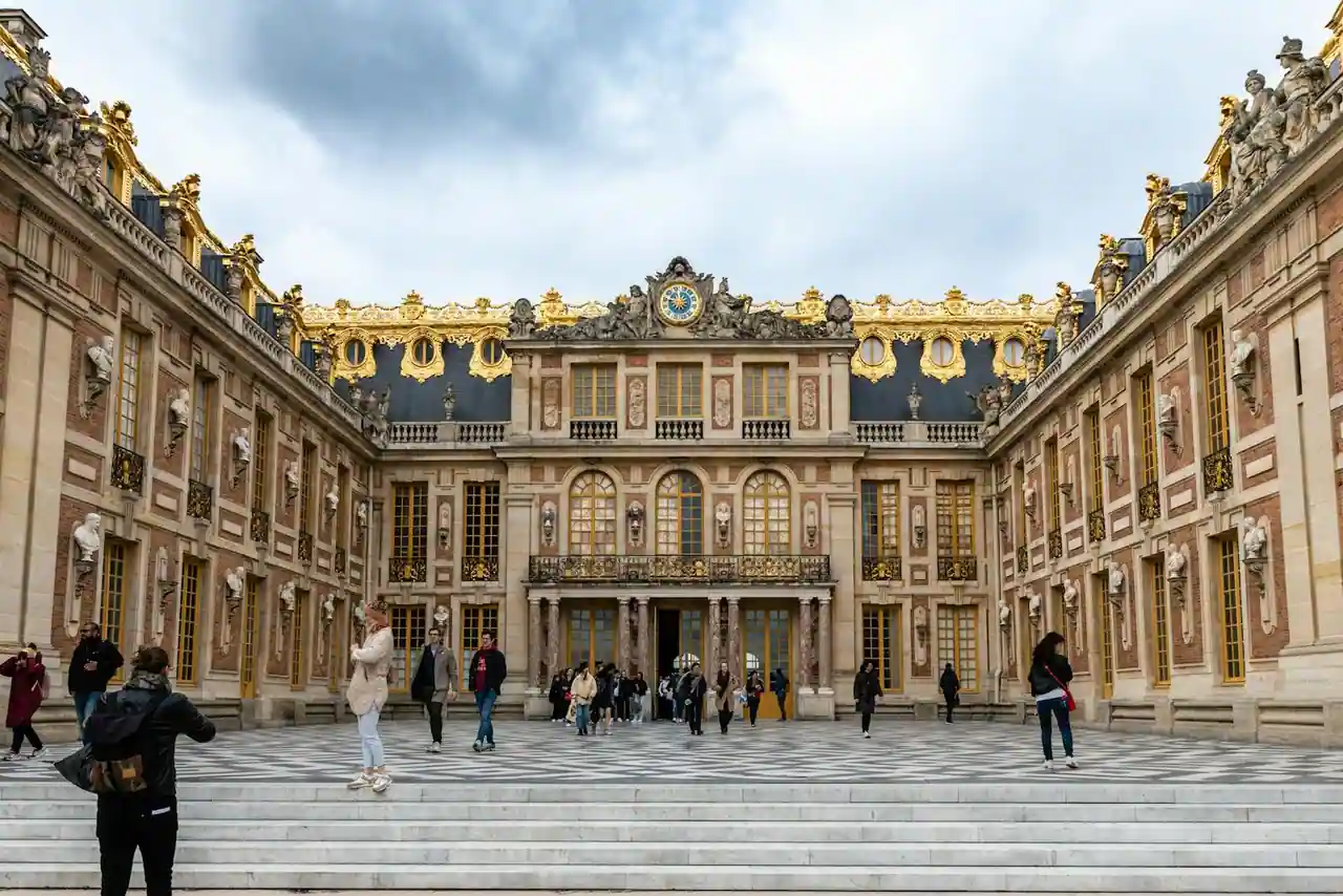 Vue aérienne du château de Versailles et de ses jardins, capitale du département des Yvelines, à l'ouest de l'Île-de-France