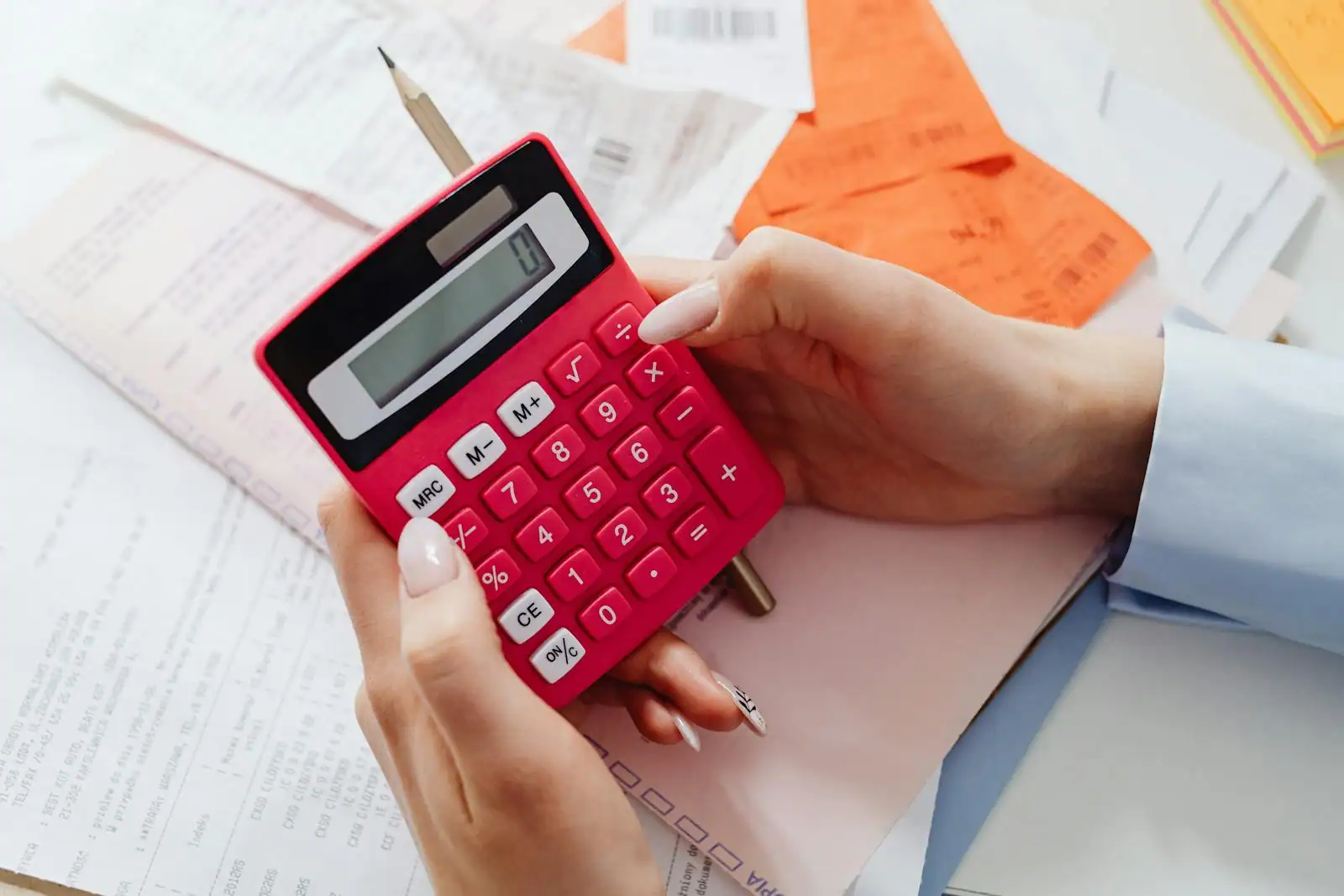 Documents d'épargne et calculatrice posés sur un bureau, gestion d'un contrat d'assurance vie
