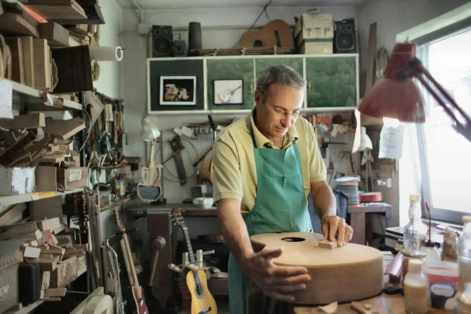 Artisan indépendant gérant la comptabilité de sa micro-entreprise entre produits à vendre et factures de prestations