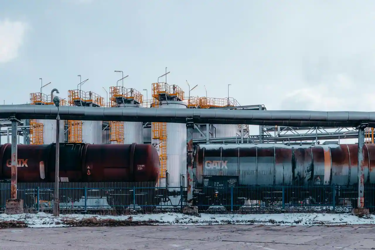 Cuves de stockage d'hydrocarbures et terminal énergétique illustrant le secteur d'activité du groupe