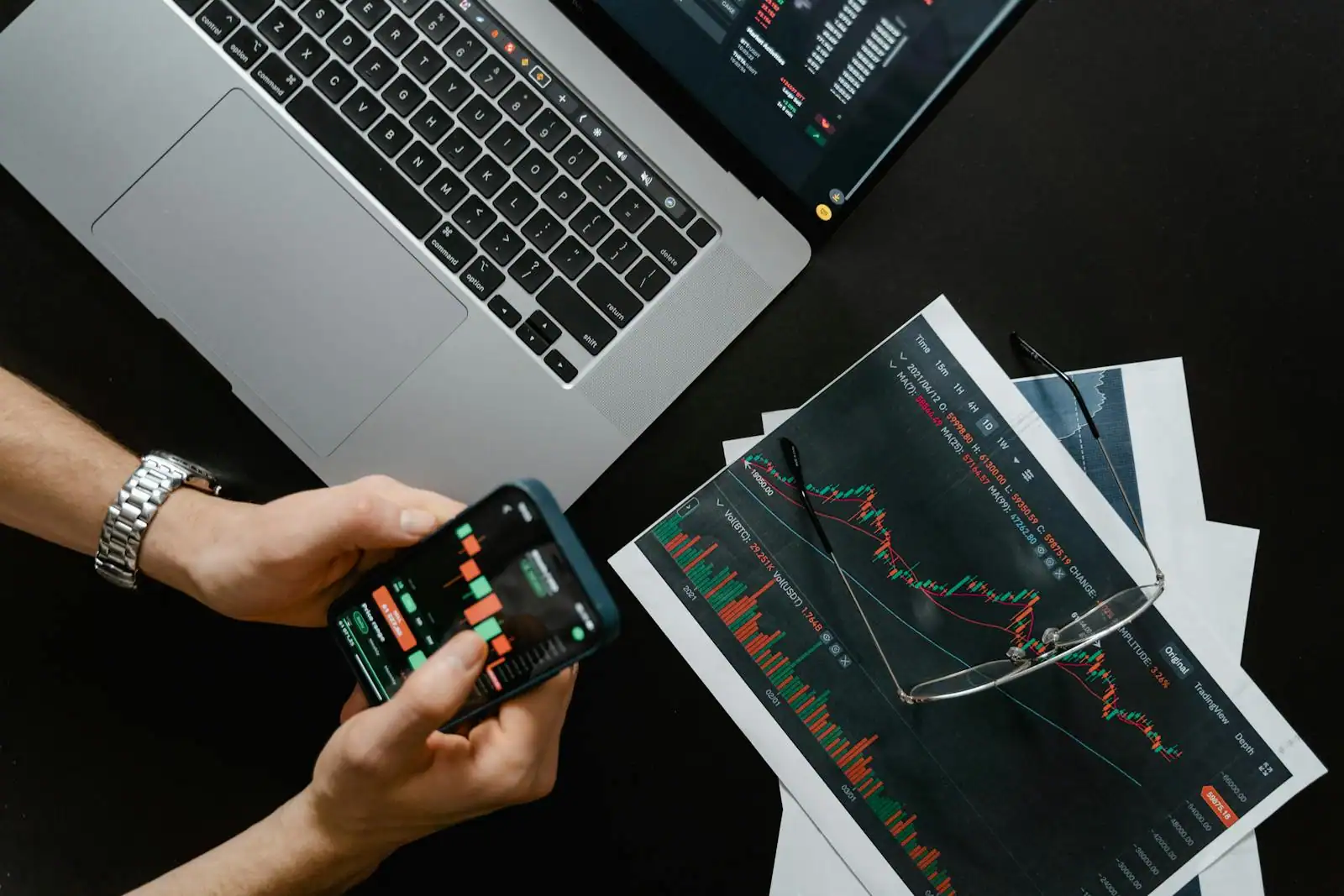 Écran de plateforme de simulation boursière affichant un portefeuille virtuel et des graphiques de cours