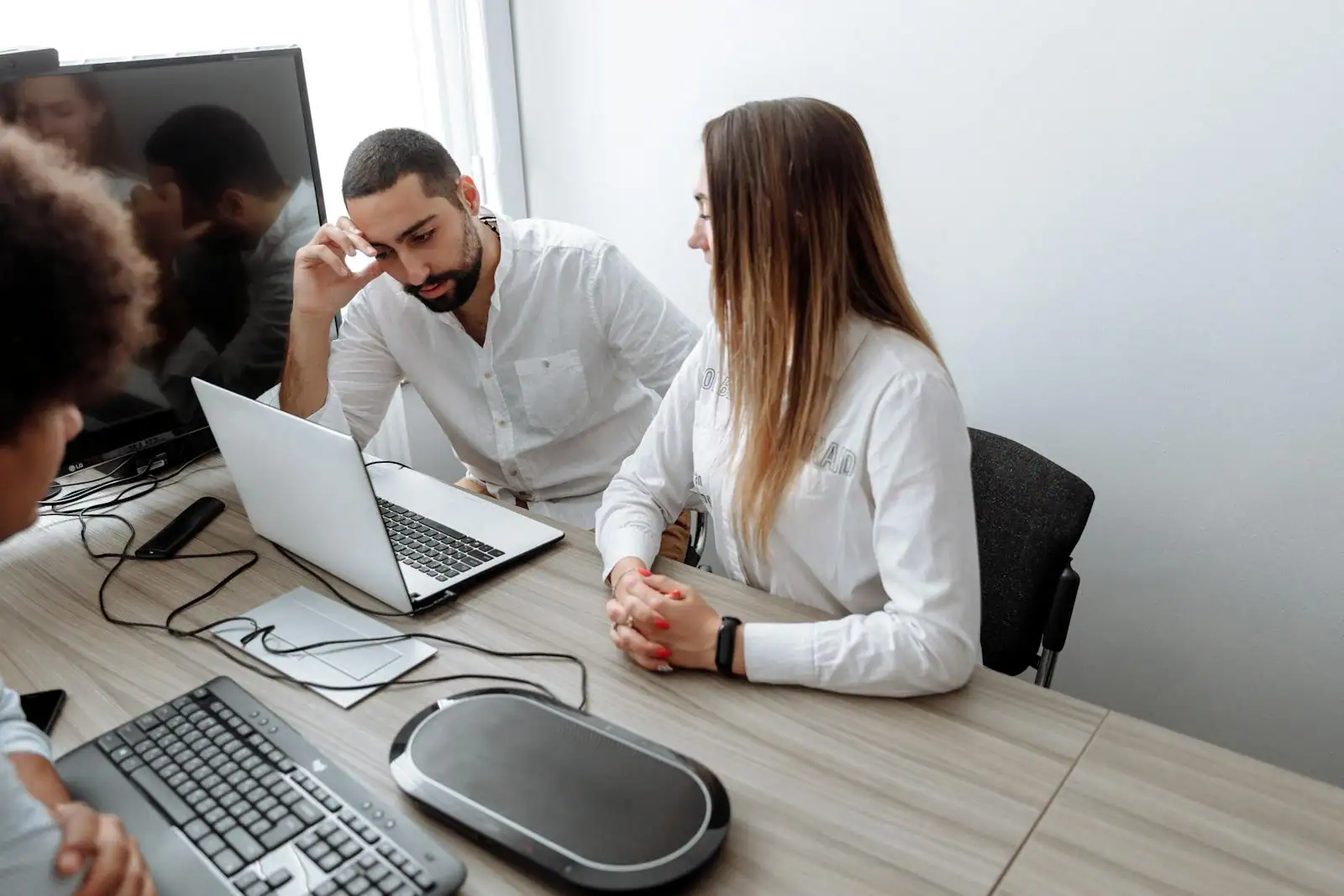 Équipe professionnelle en visioconférence sur un ordinateur portable, illustrant la communication d'entreprise.