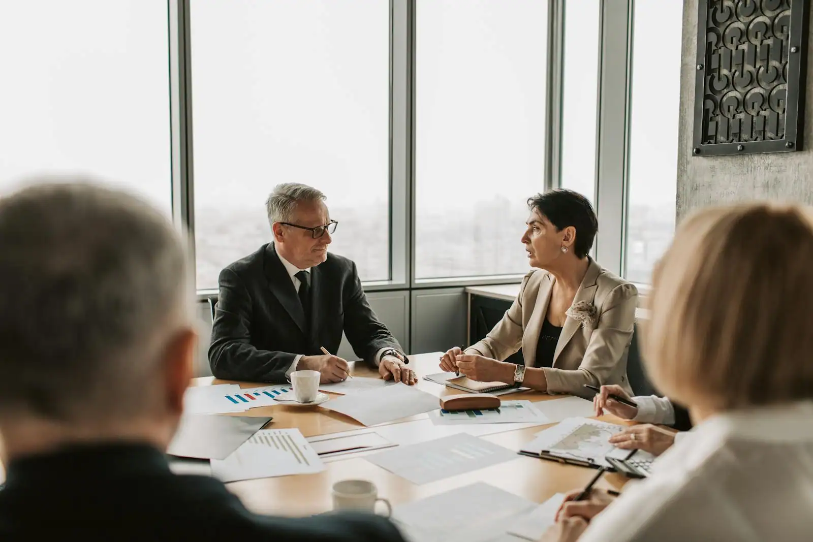 Équipe en réunion de travail autour d'une stratégie de communication responsable d'entreprise