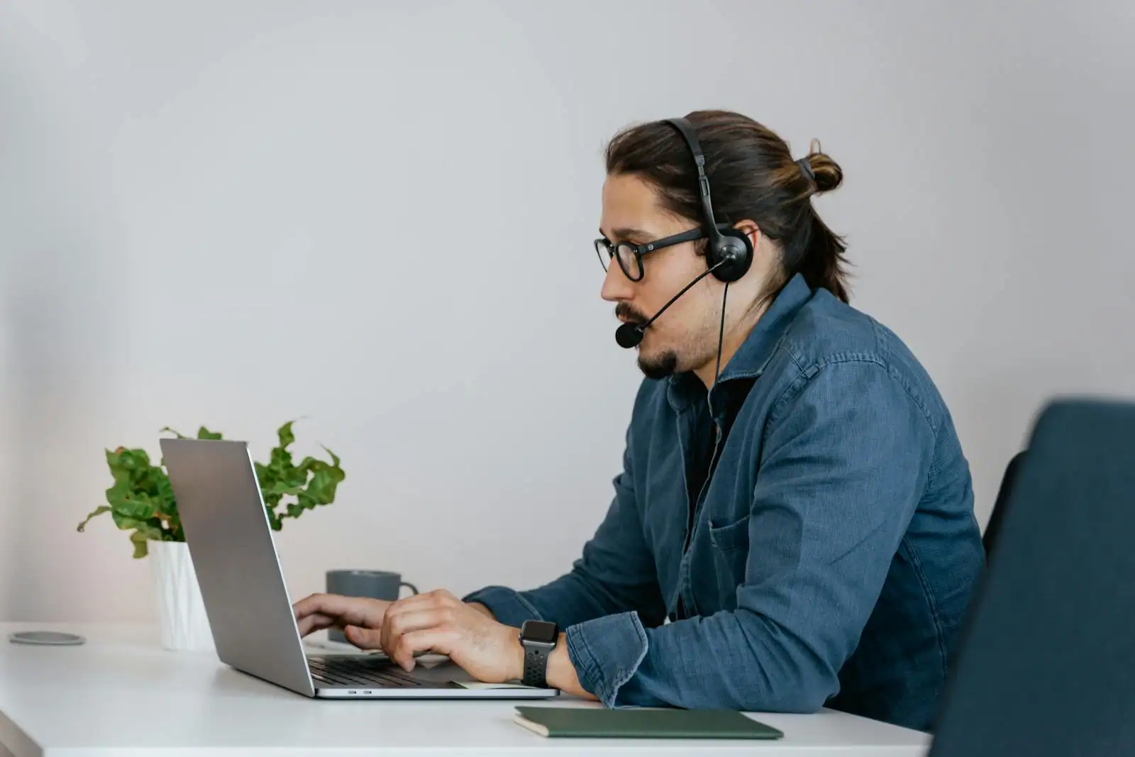 Personne contactant un service client en ligne depuis un smartphone et un ordinateur portable