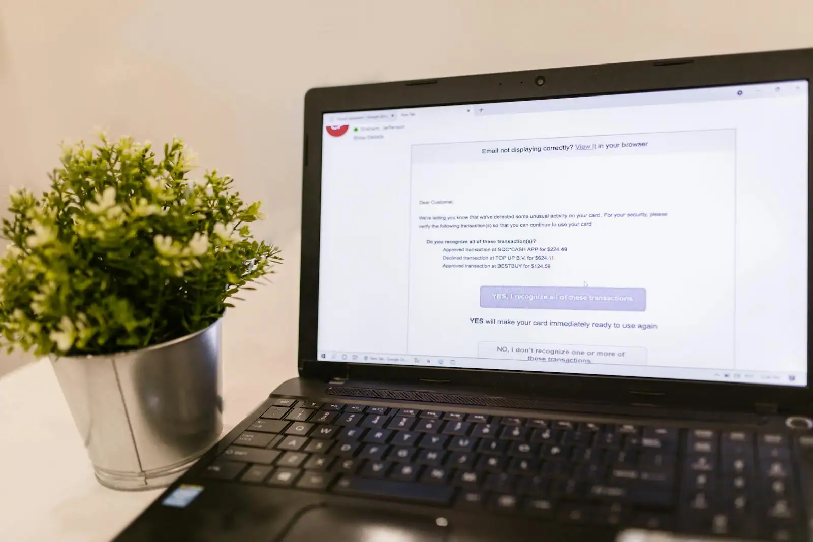 Personne créant un compte de messagerie sur un ordinateur portable, formulaire d'inscription en cours