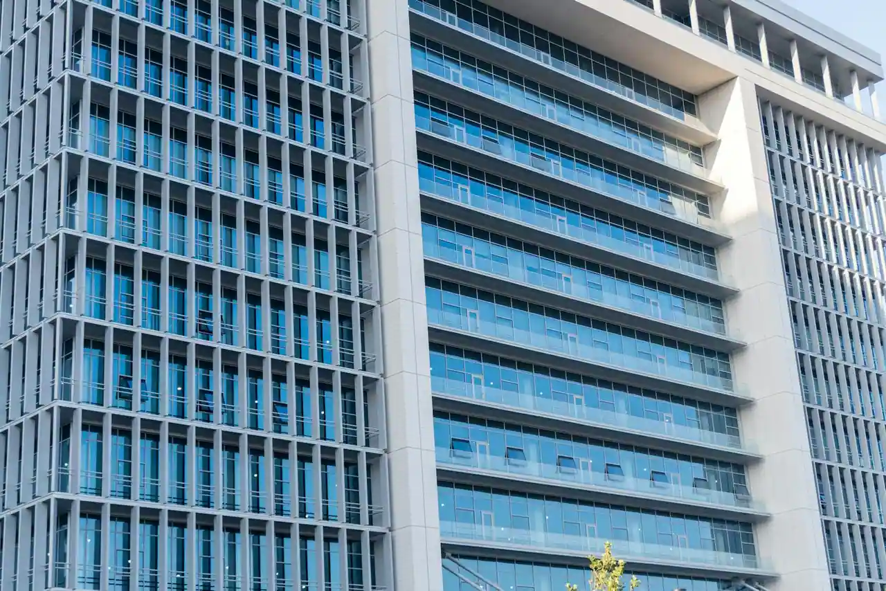 Immeuble de bureaux moderne en façade vitrée en France, exemple d'actif détenu par une SCPI de rendement