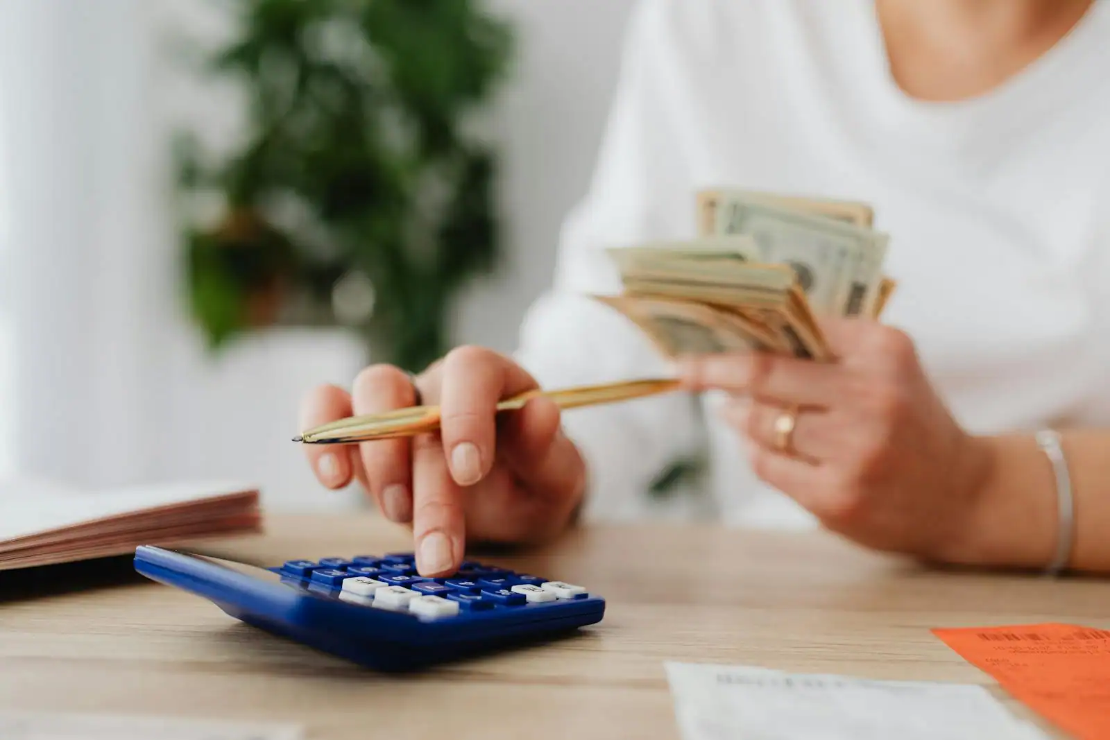 Personne consultant son relevé bancaire et ses comptes pour vérifier ses frais bancaires à la maison
