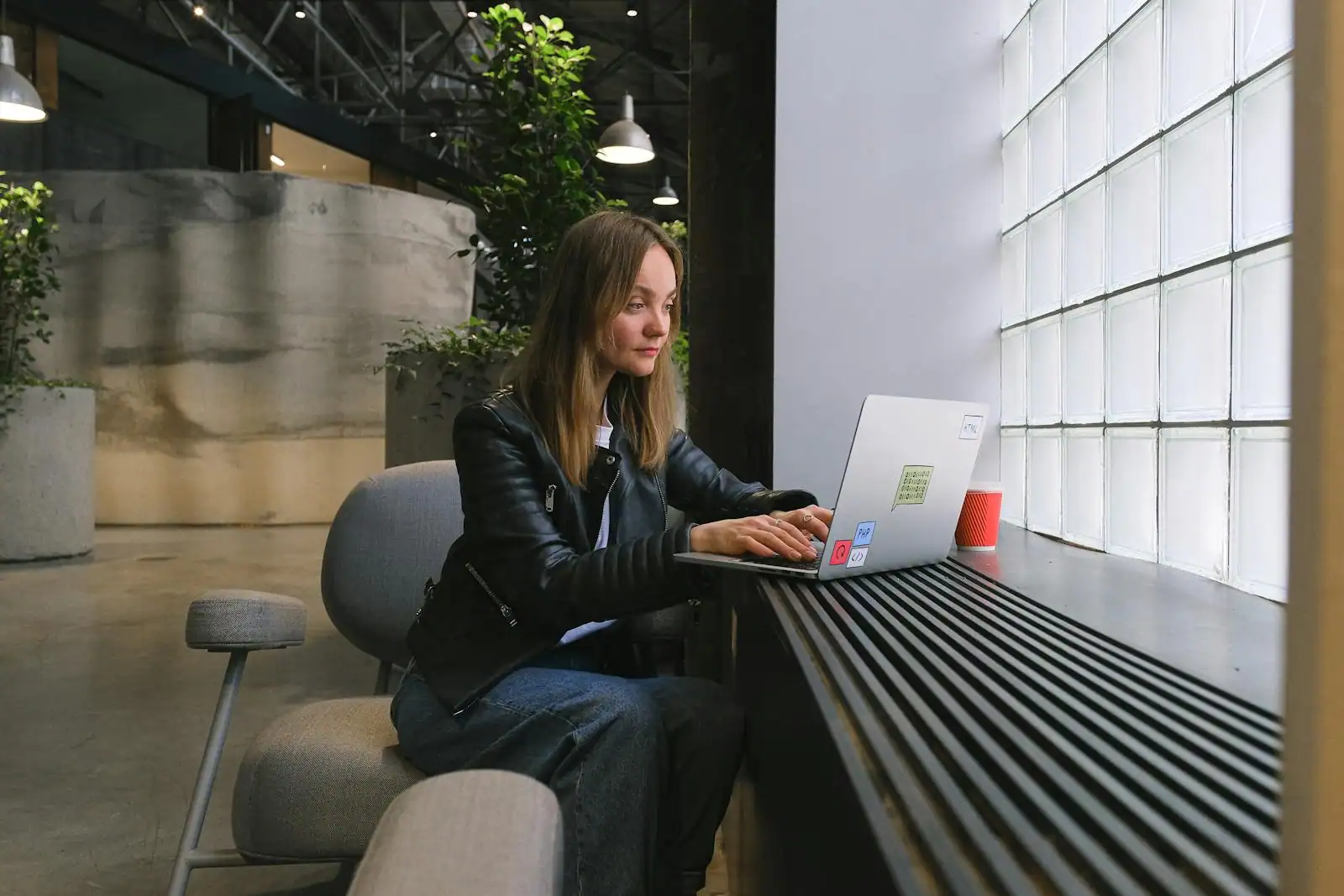 Développeur web freelance travaillant sur un site WordPress depuis son ordinateur portable