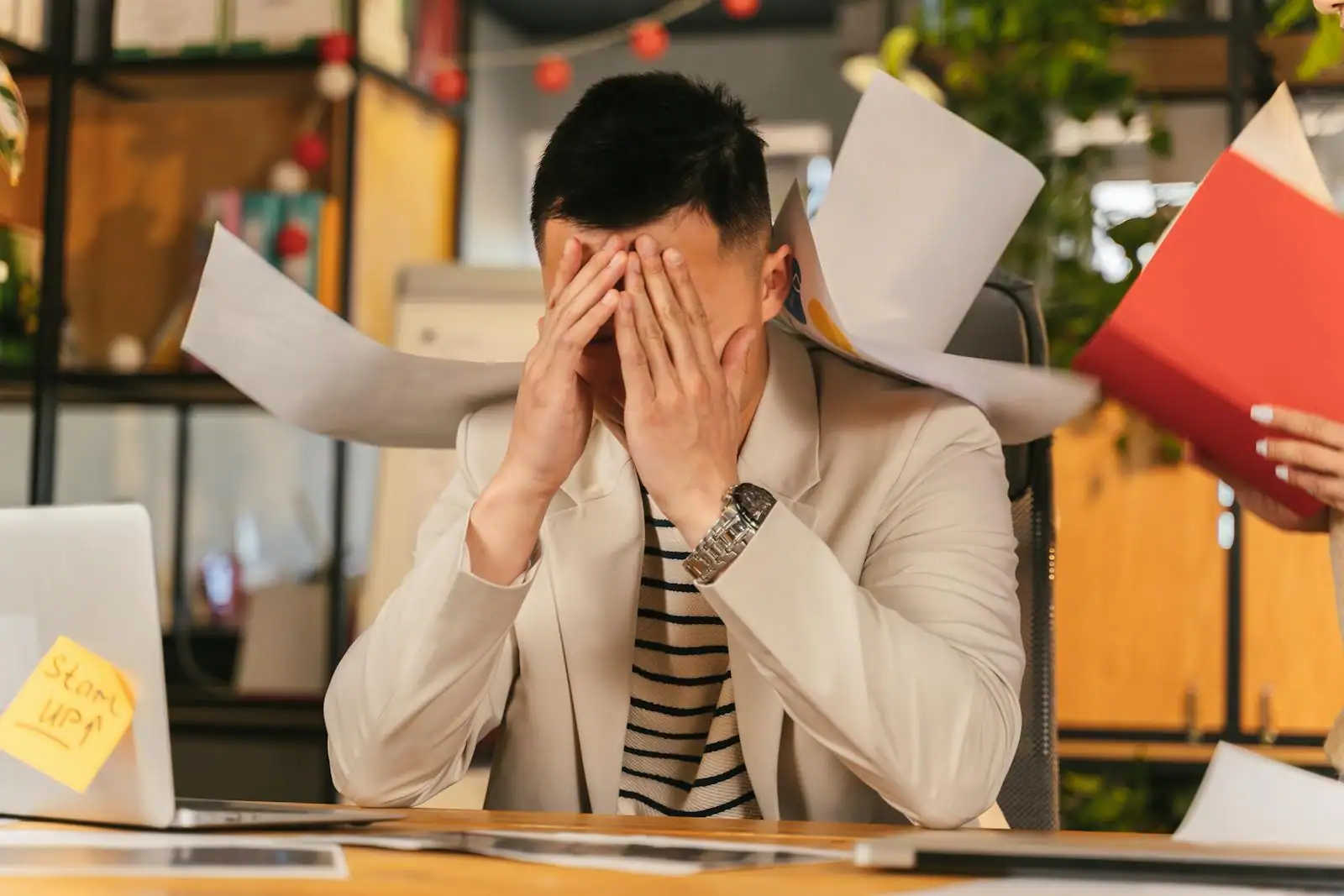 Employé isolé et préoccupé à son bureau dans un open space, illustrant un climat de management toxique