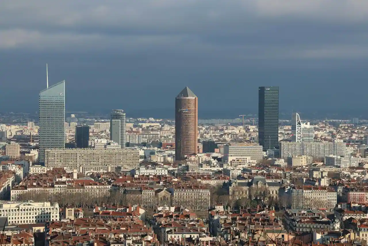 Vue panoramique de Lyon avec quartier d'affaires de la Part-Dieu et tours du tertiaire en arrière-plan