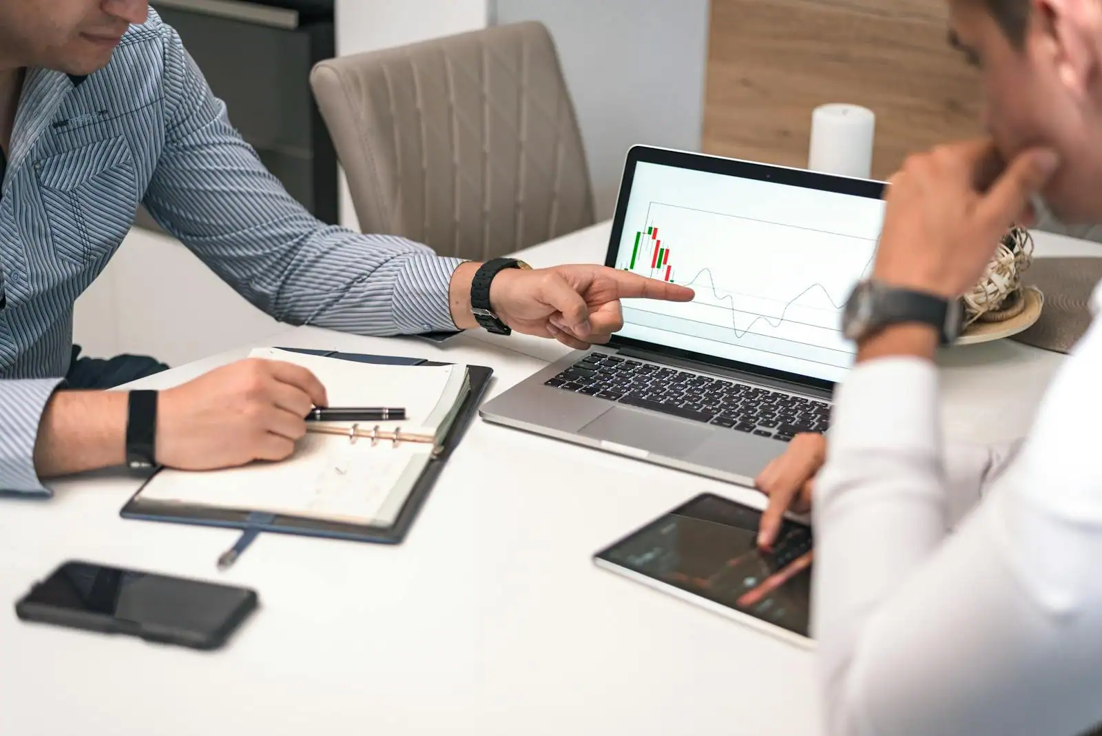 Investisseurs professionnels analysant la stratégie de croissance d'une entreprise lors d'une réunion.
