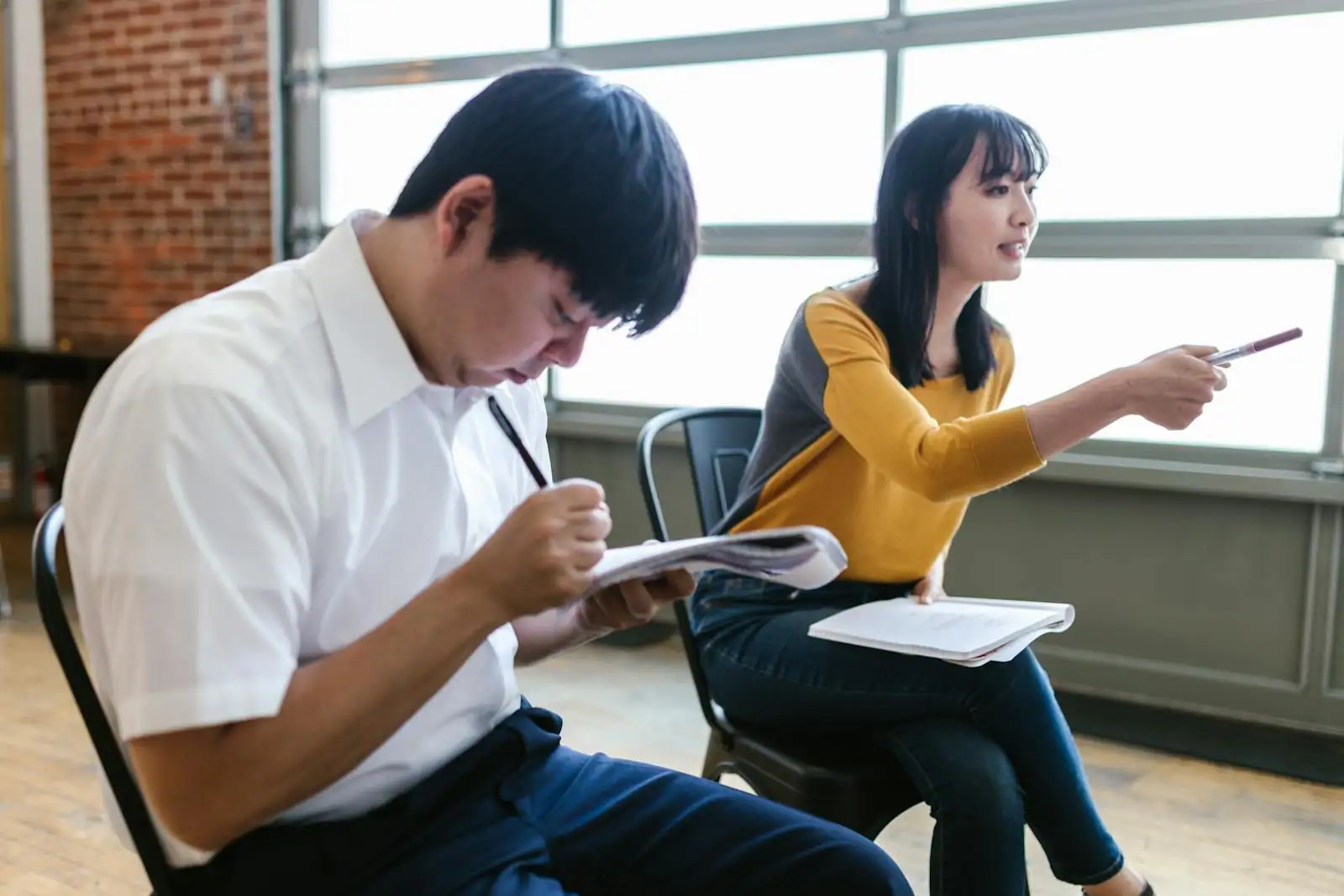 Personne en reconversion professionnelle prenant des notes lors d'un entretien d'accompagnement à l'emploi