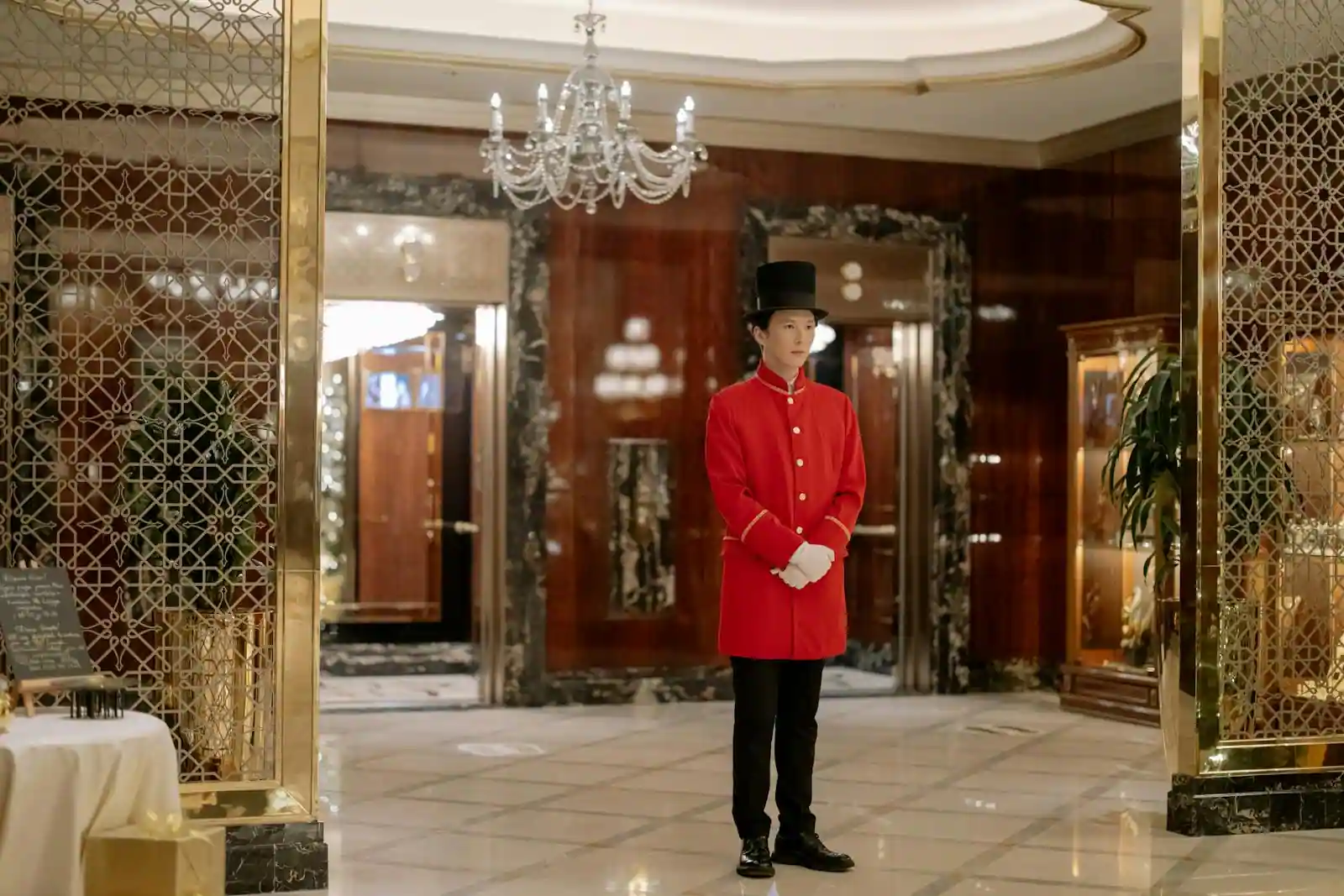 Réception lumineuse d'un hôtel haut de gamme avec personnel d'accueil professionnel, ambiance hôtellerie internationale
