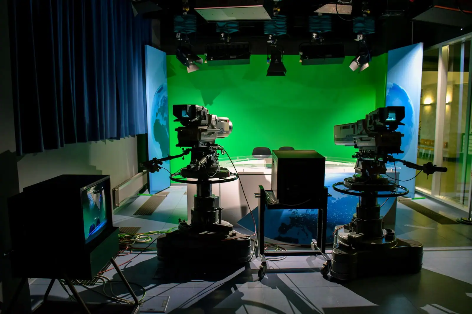 Plateau de studio de télévision avec caméras professionnelles et fond vert