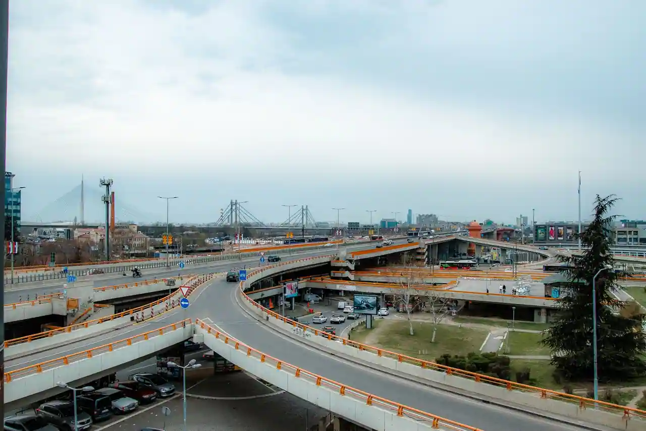 Échangeur autoroutier urbain et pont, illustrant les infrastructures de transport routier