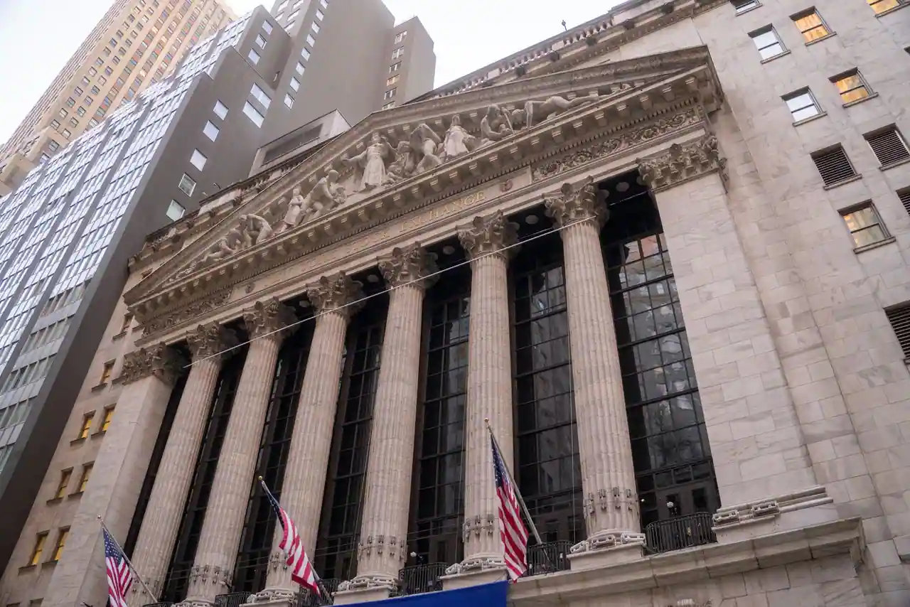 Façade du New York Stock Exchange à Wall Street, symbole de la bourse de New York