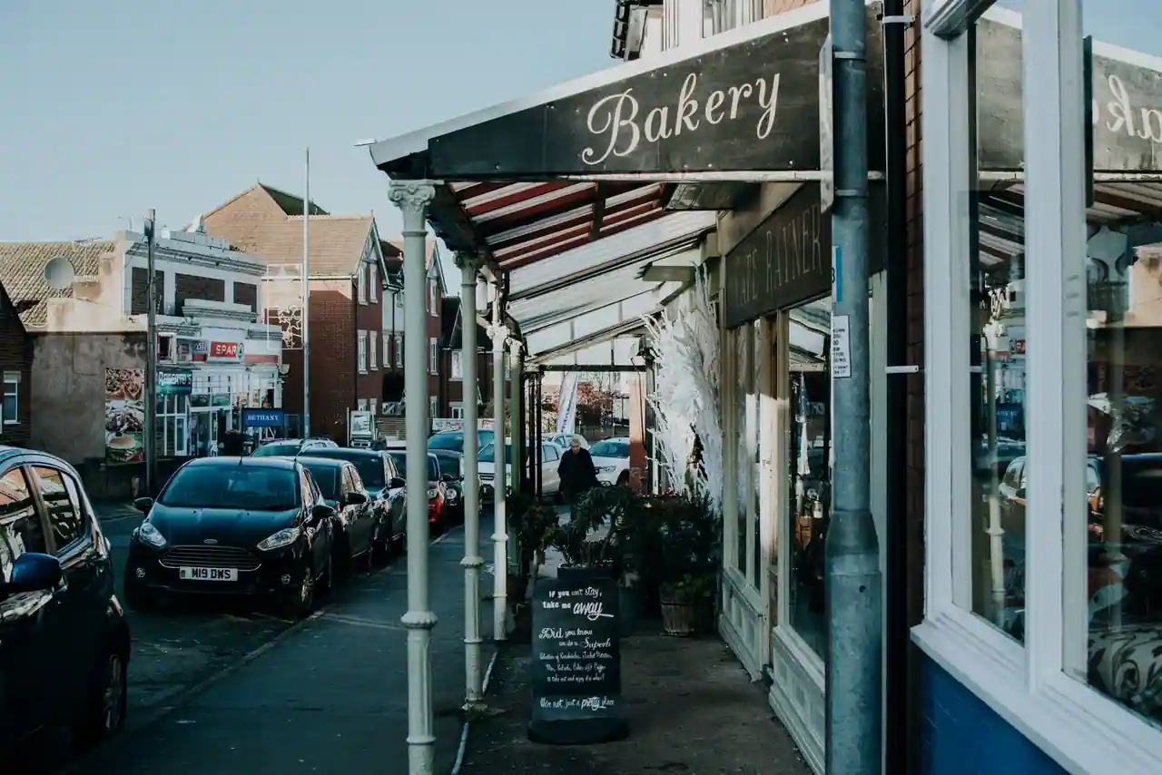 Devanture d'une petite boulangerie de quartier en bord de rue, commerce de proximité
