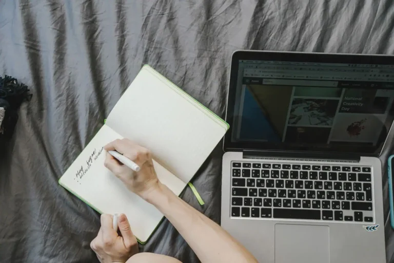 Devenir rédacteur freelance : métier, statut, premiers clients