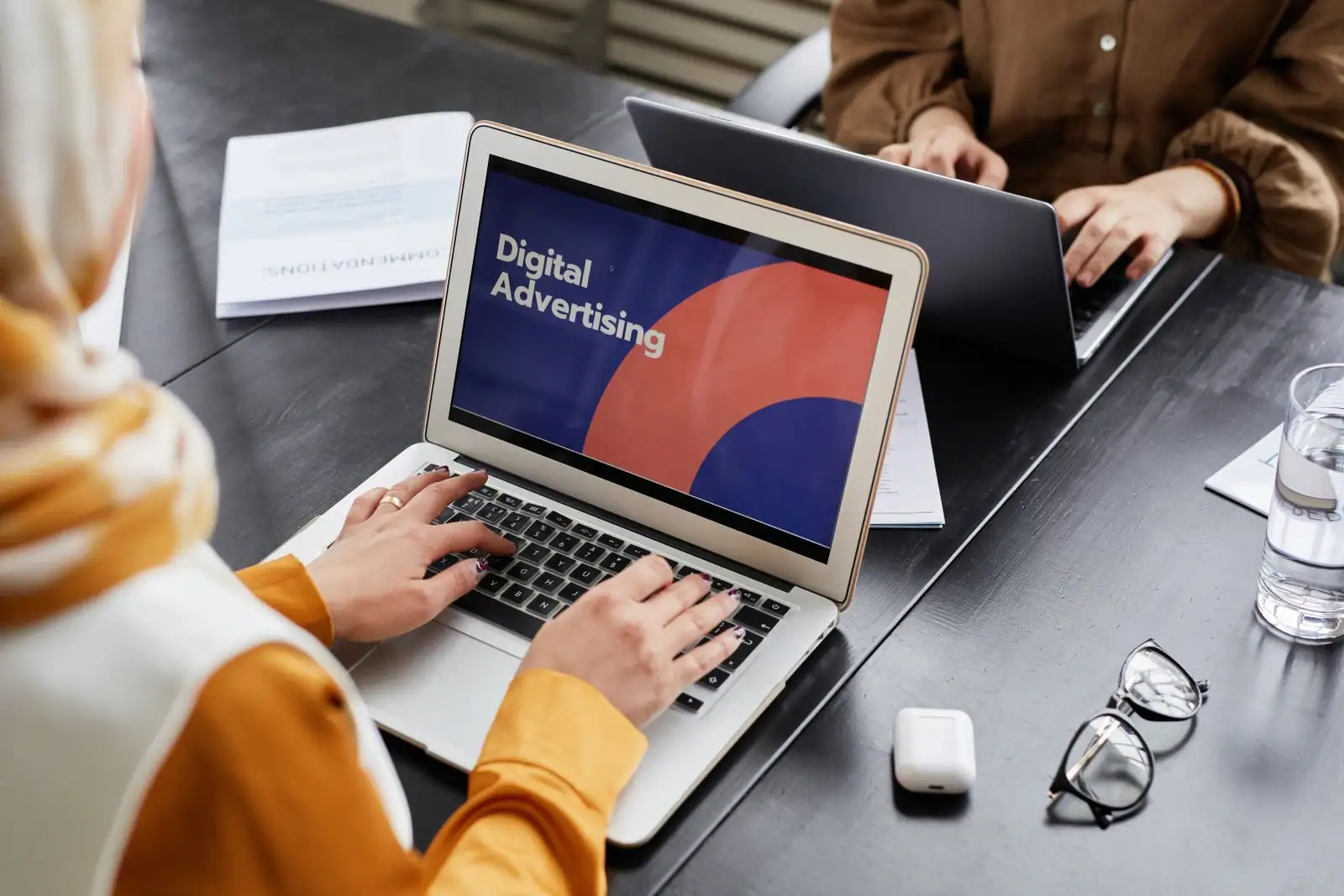 Personne travaille sur un ordinateur portable affichant « Digital Advertising », illustrant le marketing digital