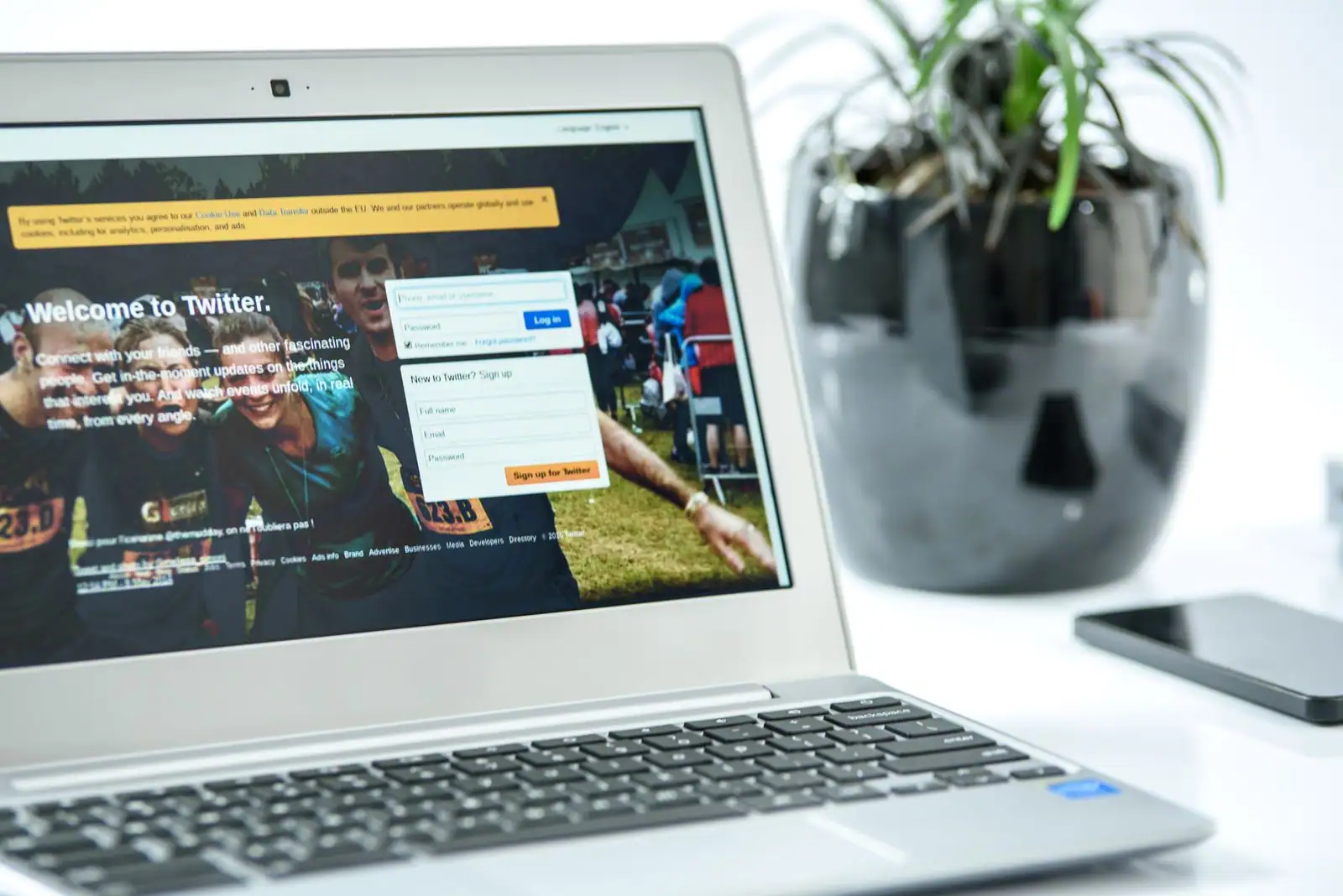 Ordinateur portable affichant une page de connexion avec identifiant et mot de passe sur un bureau clair