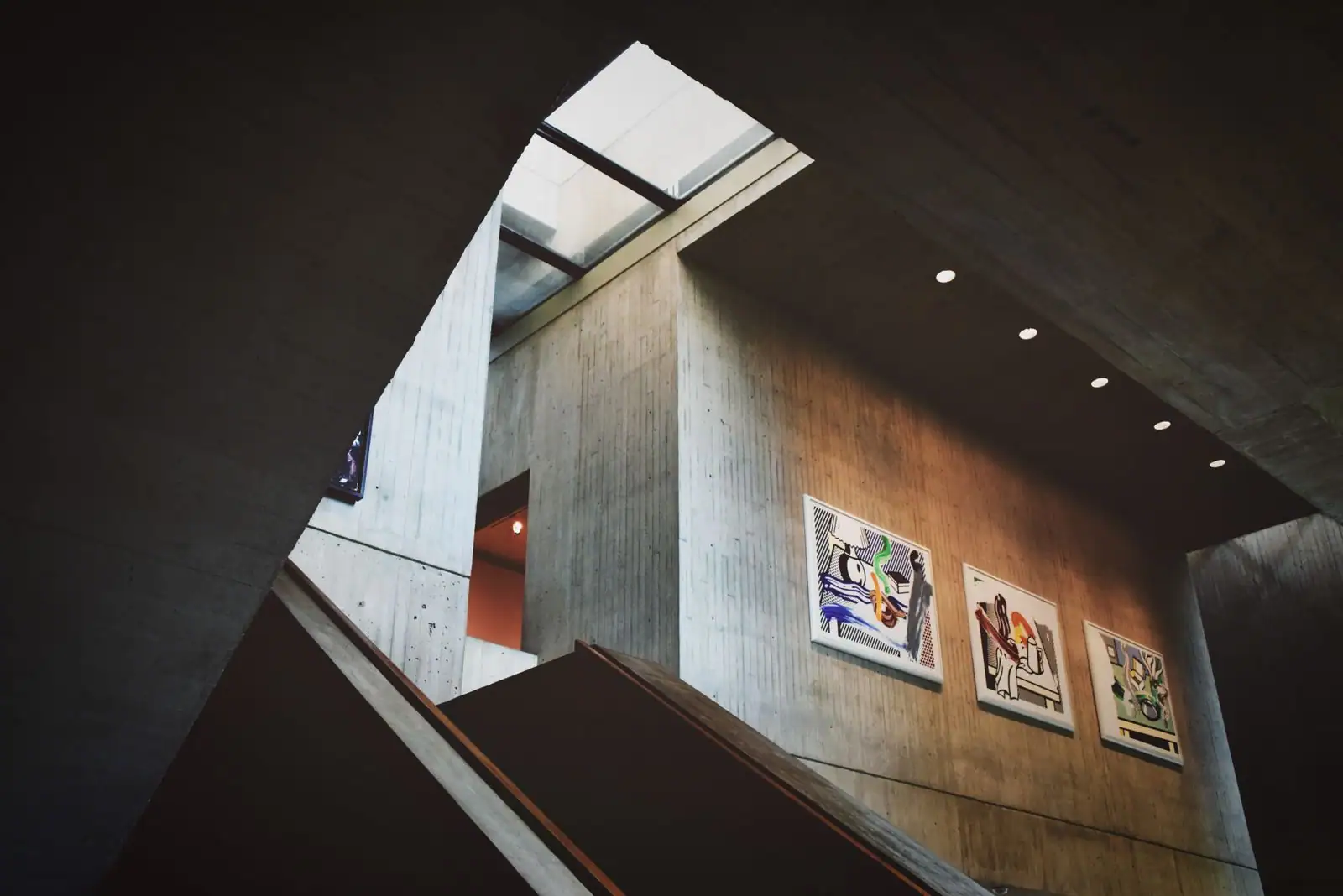 Salle d'exposition d'art contemporain aux murs épurés, dans l'ambiance feutrée d'un musée parisien.