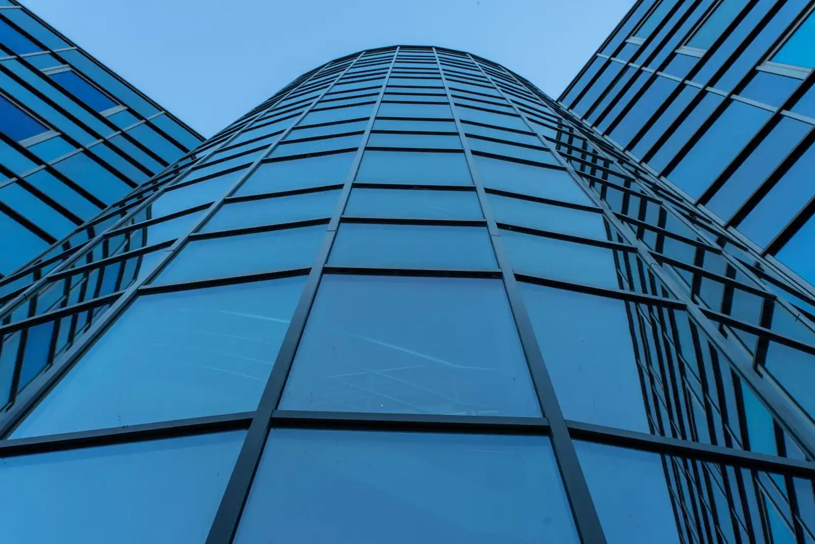 Façade vitrée d'un immeuble de bureaux d'entreprise en ville, illustration de la communication corporate.