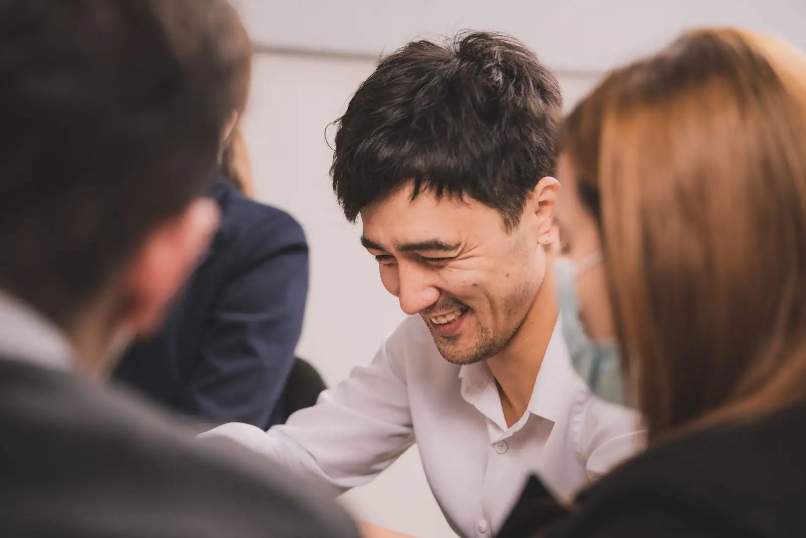 Équipe de salariés engagés collaborant avec entrain lors d'une réunion au bureau
