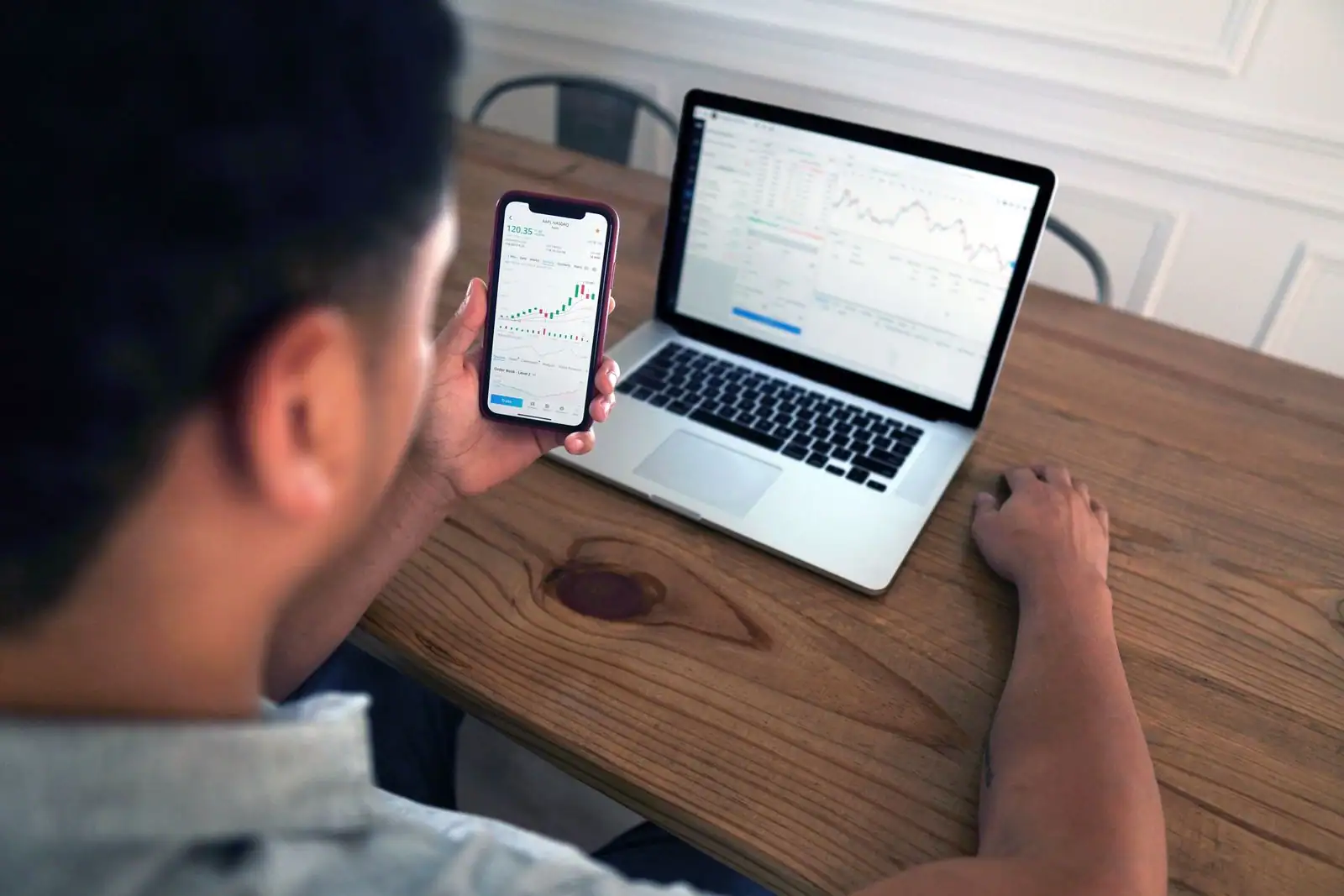 Un investisseur consulte l'évolution de son portefeuille boursier sur l'écran de son ordinateur portable.