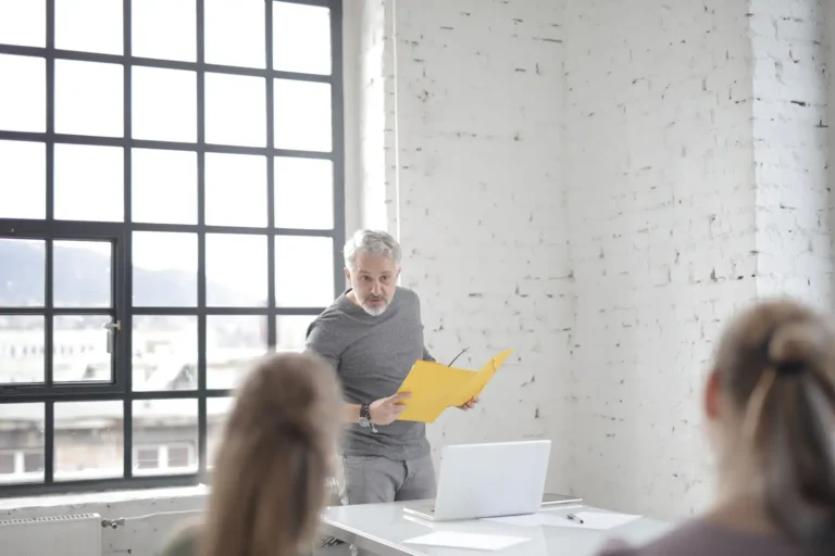 Communication descendante : le flux qui ne dit pas ce qui est arrivé